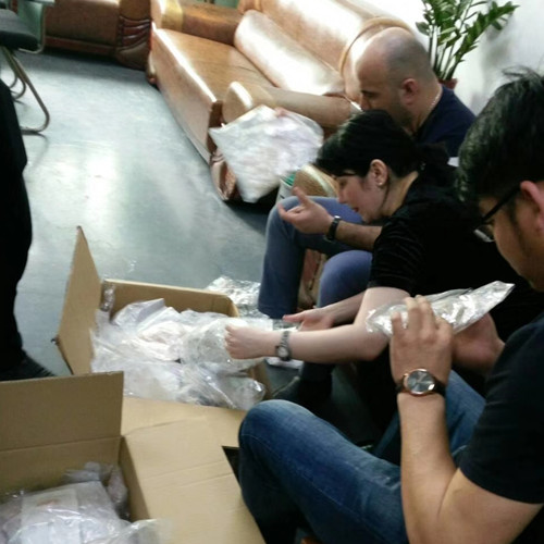 俄罗斯客户在东升国际官网饰品厂验样品