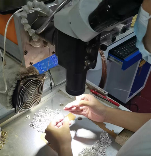 东升国际官网饰品厂碰焊作业