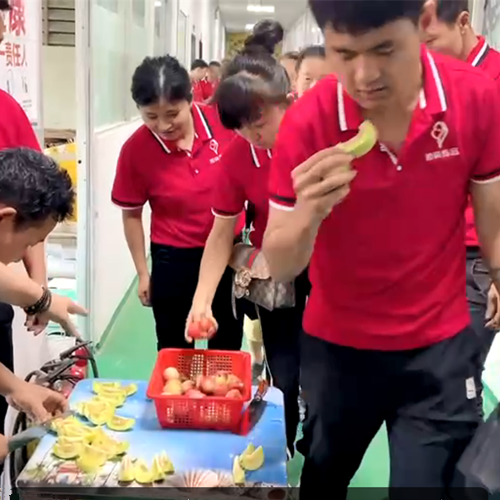 东升国际官网饰品厂为员工发放应季水果