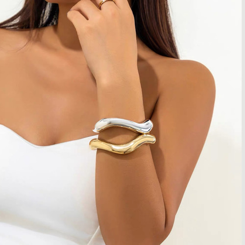 由于手镯而相恋