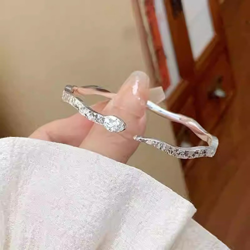 为什么银饰品佩带一段功夫会发黑