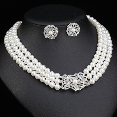 我把项链挂在老处所