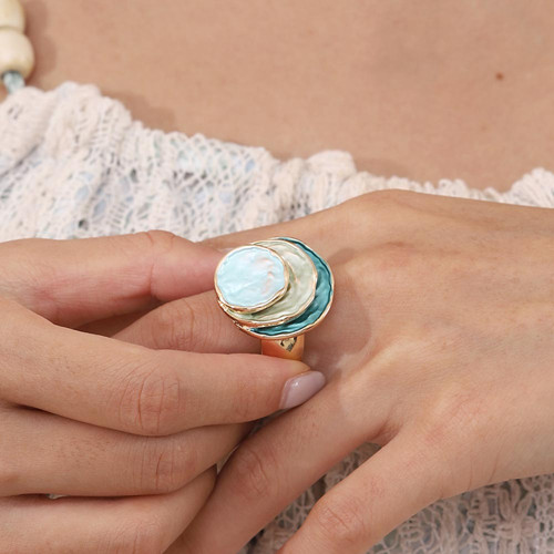 把戒指捧在手里