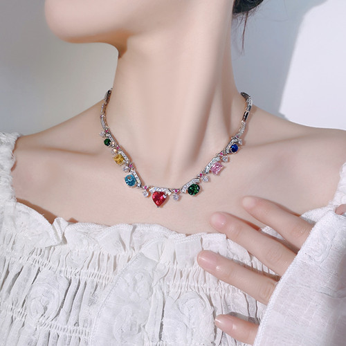 缓缓将项链戴上