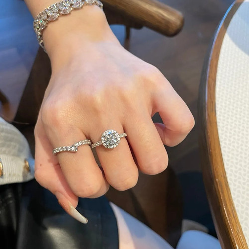 把戒指掰成两半