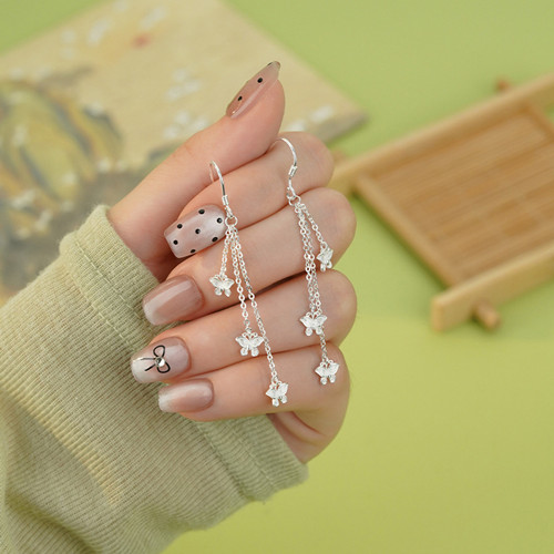 系在耳饰上的俏丽