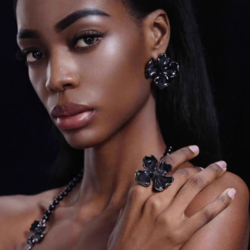 东升国际官网饰品厂与品牌客户签定合作和谈