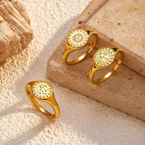 戴首饰的人好多