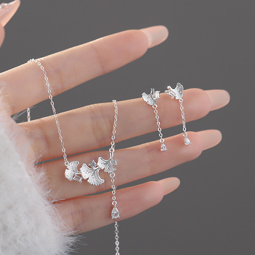 戴银饰品的人多吗